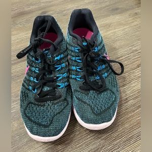 Nike sneakers size 7, slighty worn. Extreme comfort, sock feel.